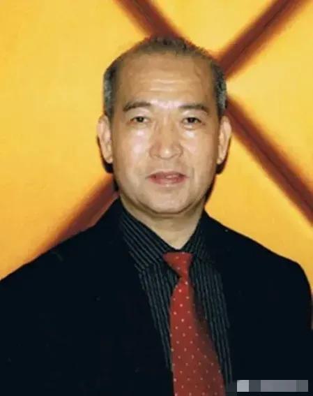 1981年，英国伦敦郊外，一座尘封了80多年的庄园地窖缓缓开启，手电筒的光柱刺破