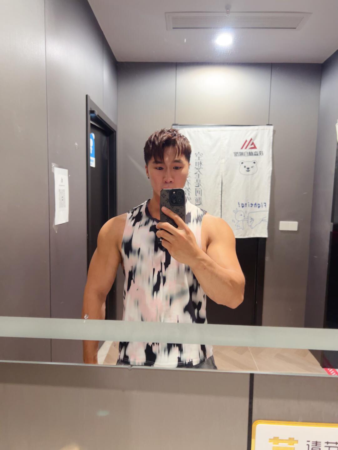 她很迷人因为她擅长做自己 爱健身的男孩 见人不如健身