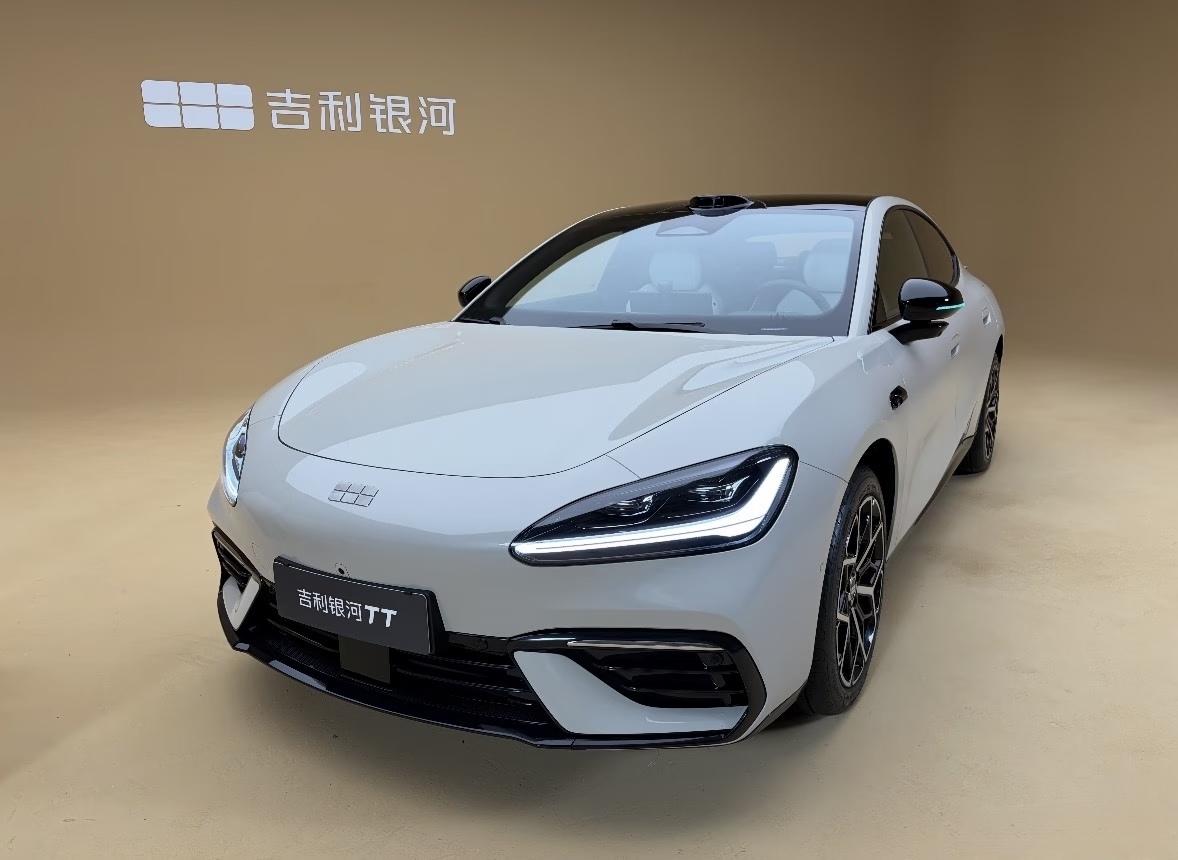 吉利银河TT正式上市，限时先享价12.99万起。
先别急着看配置，光这个价格就够