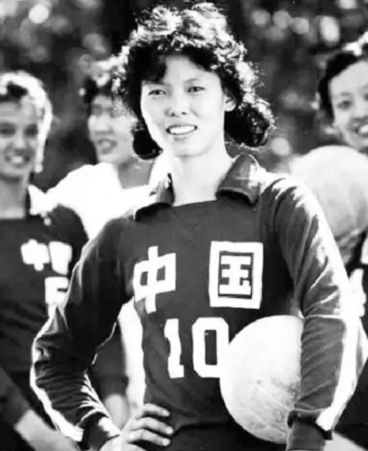 2013年，饱受重病折磨的女排名将陈招娣，生命已然走到尽头，就在弥留之际，她唤来