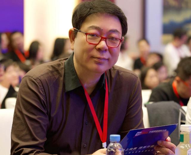 褪去童年滤镜，撕开虚伪表象。

这些道貌岸然的伪君子！荧幕里塑造的温柔正派形象，
