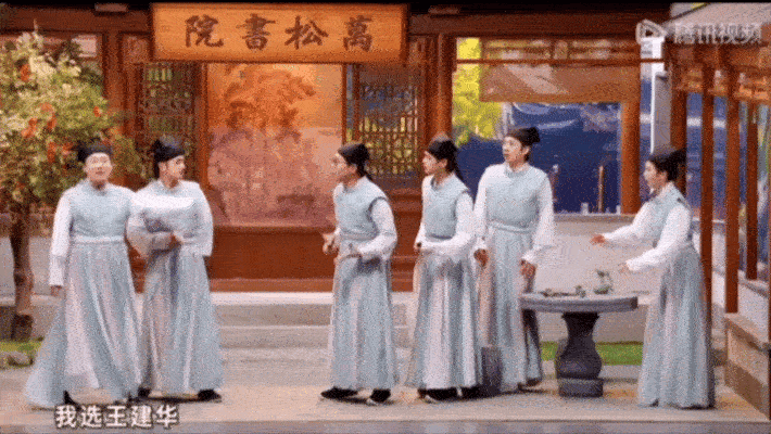 王建华越努力越心酸 为了演好每个角色，专门设计眼镜造型，却因演得太像被说辨识度低