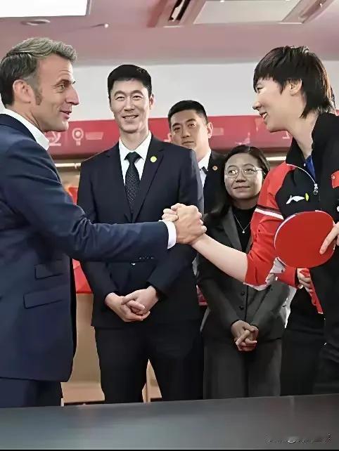马克龙握着王曼昱的手“叫板”的画面，也太圈粉了！
 
乒乓球场上王曼昱是稳赢的世