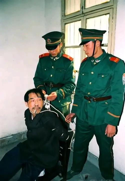 1999年，合肥看守所内，法子英的最后一张照片被拍下。他作为一个杀人犯，与他的女