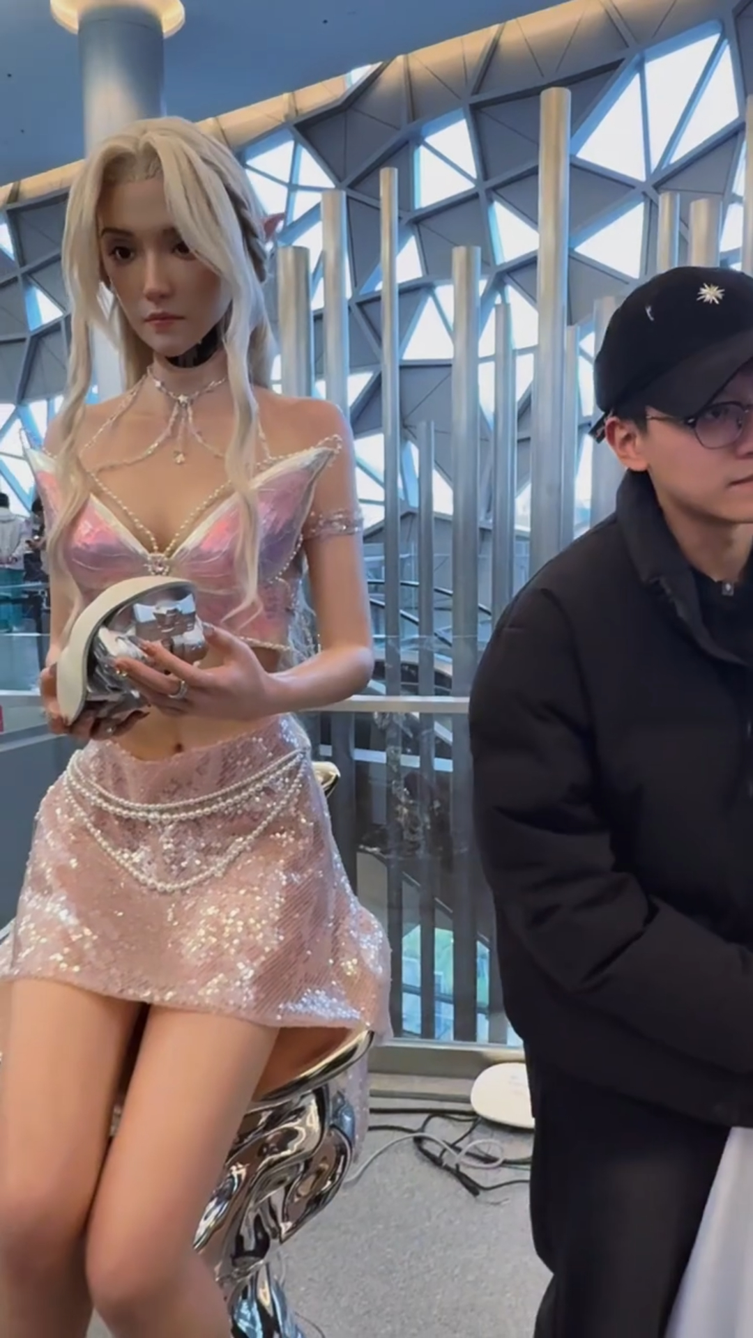 仿生机器人女性偏多 连企业的解释都显得那么有歧视性，”仿生机器人多用于迎宾、讲解