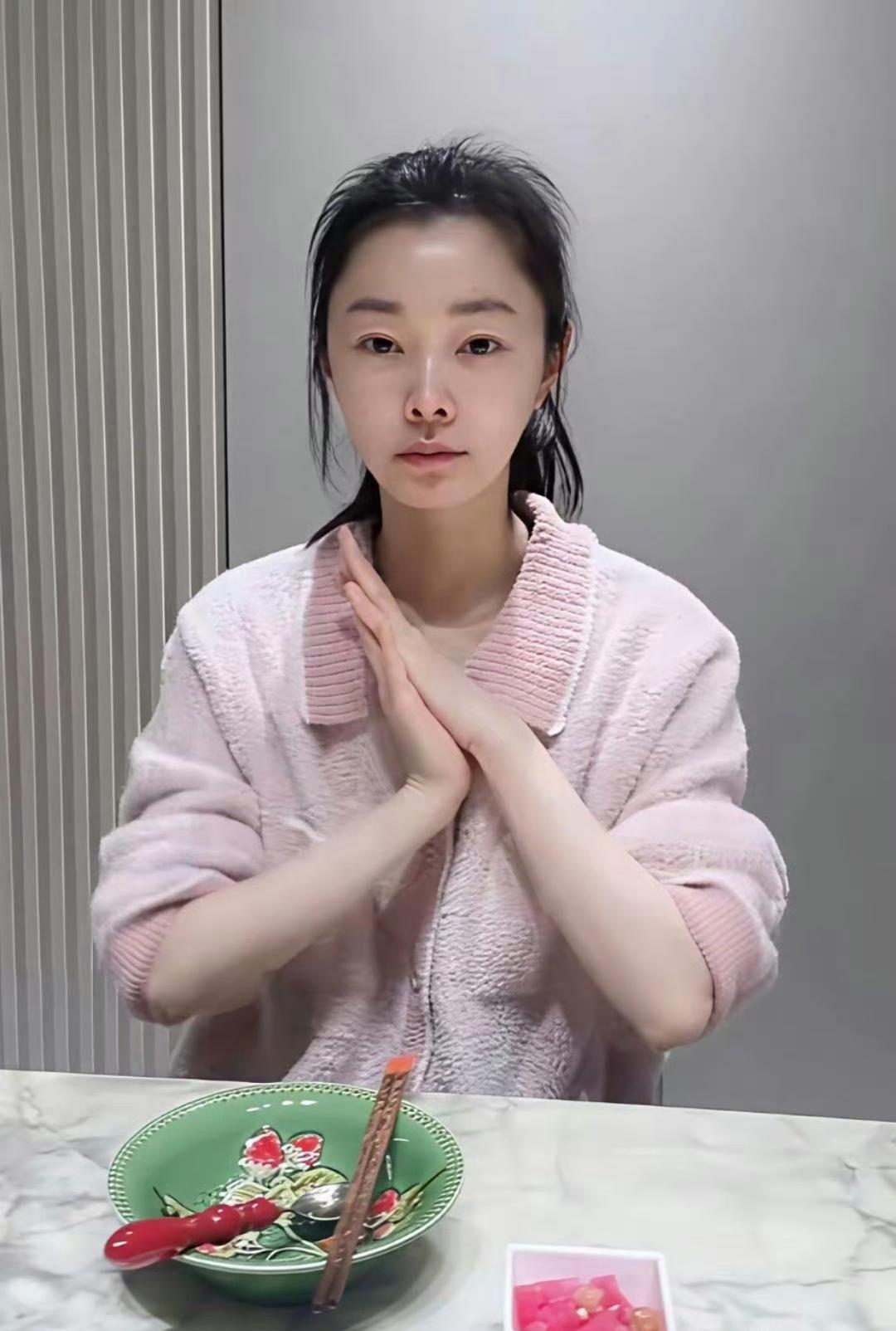 网友A：宋轶素颜状态曝光，真的惊到我了，没化妆还白到发光，而且人香香的，连做菜都