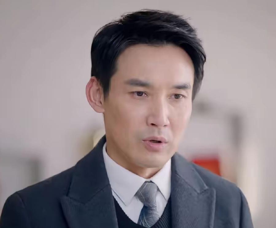 他越急，保安的手拦得越直。
“规矩就是规矩，业主没接电话，你不能进。
”
肖克明