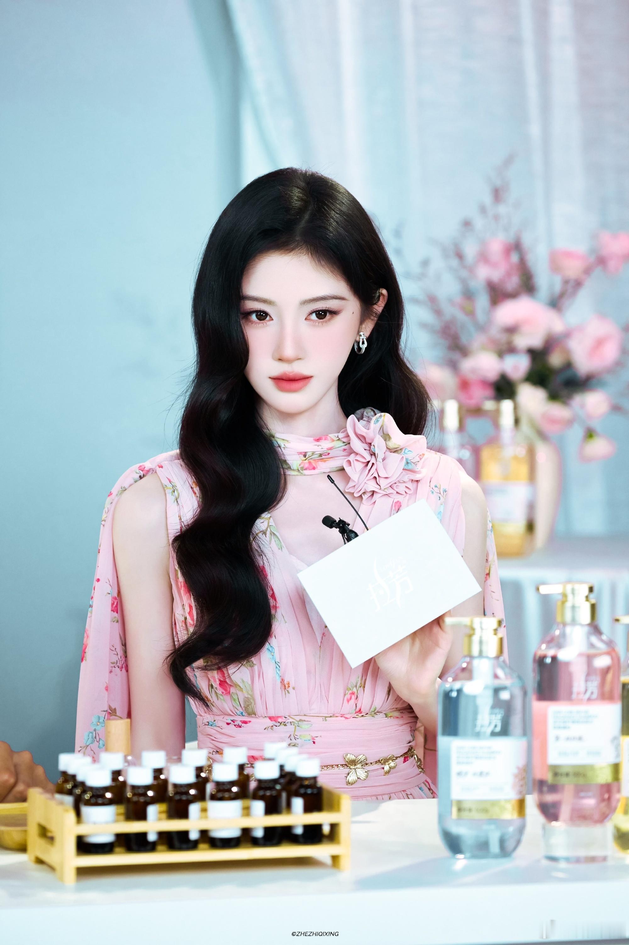 鞠婧祎苏绿夏鞠婧祎万花世界 ᨳ⁺˳⋆. 放根逗猫棒在这 愿者上钩𐃆 ·̩͙ ₊