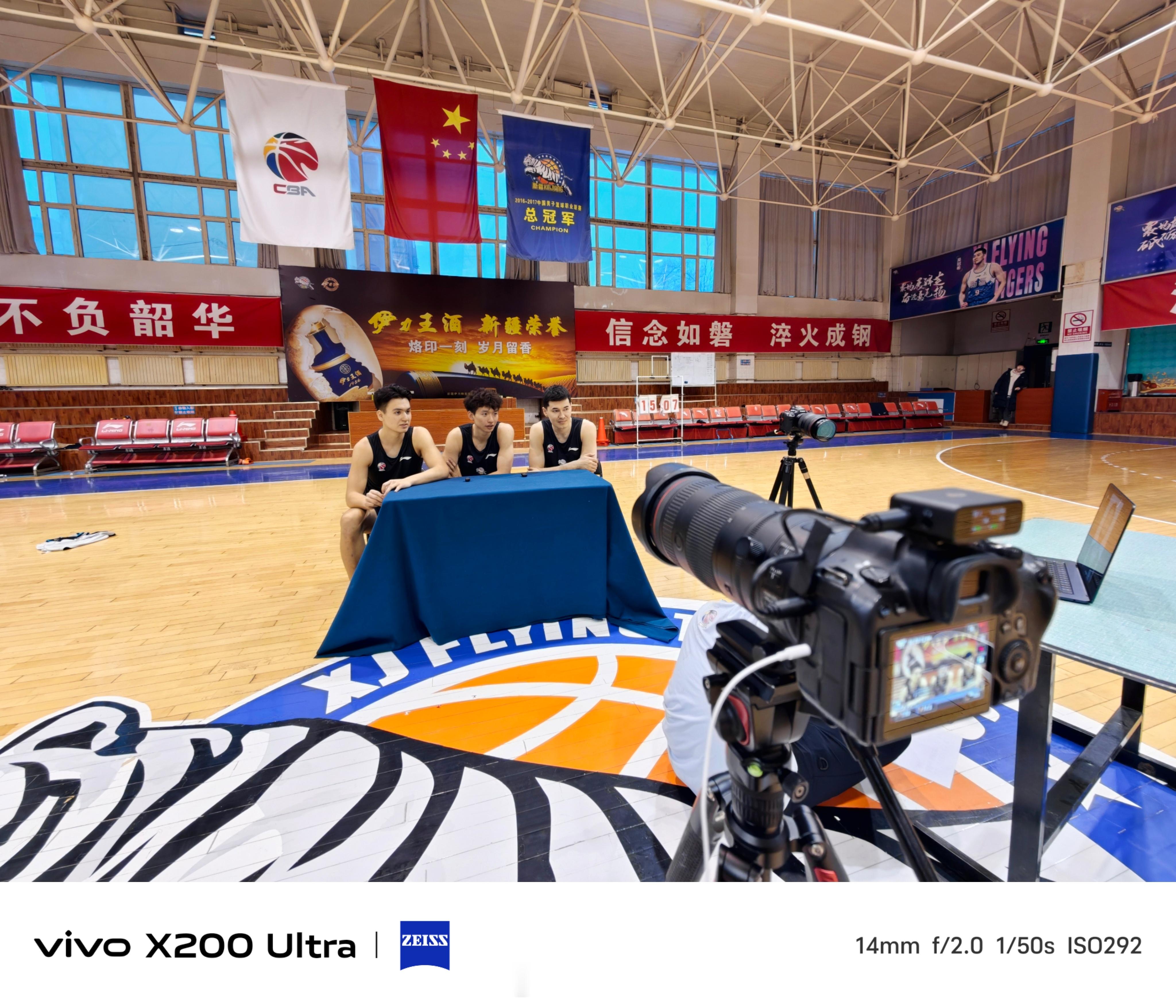 上午拍环塔拉力赛新闻发布会下午拍新疆男篮春节拜年短片猜猜图五这哥仨是看见啥了？表