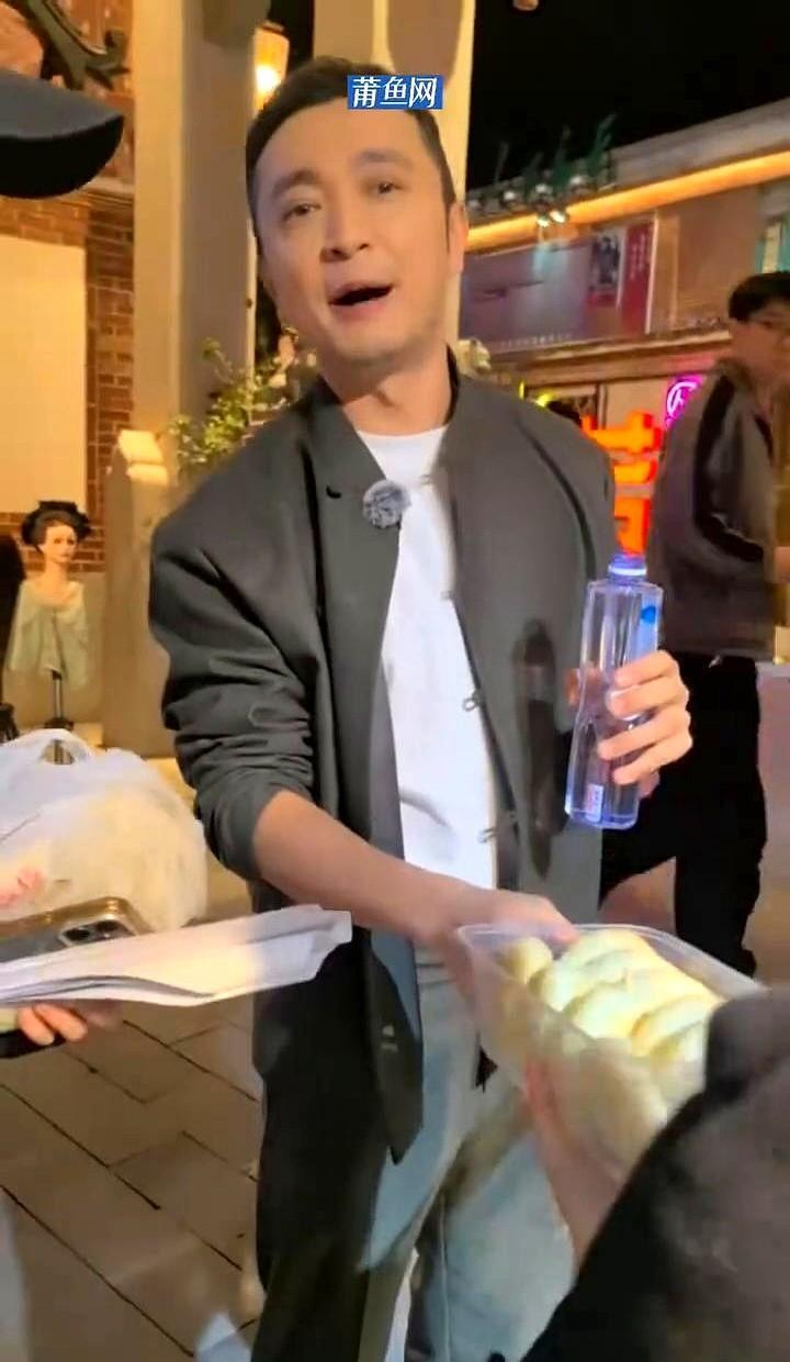 撒贝宁蹲在莆田老街的青石板上。
手里攥着个红通通的团子。
腮帮子塞得鼓鼓的，连说