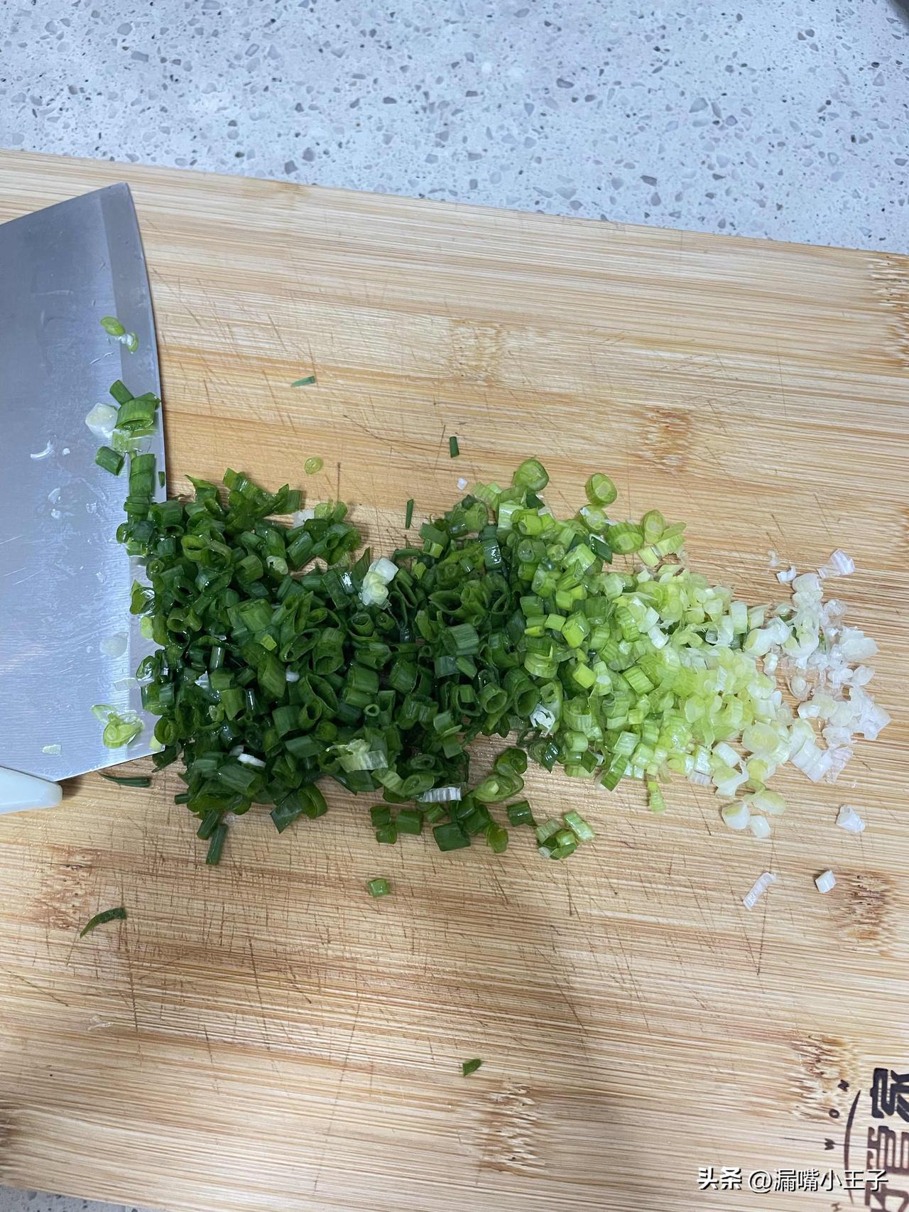 切洋葱流眼泪我懂
可为什么每次我切完小葱也是眼睛一把鼻涕一把的呢？？？
难不成对