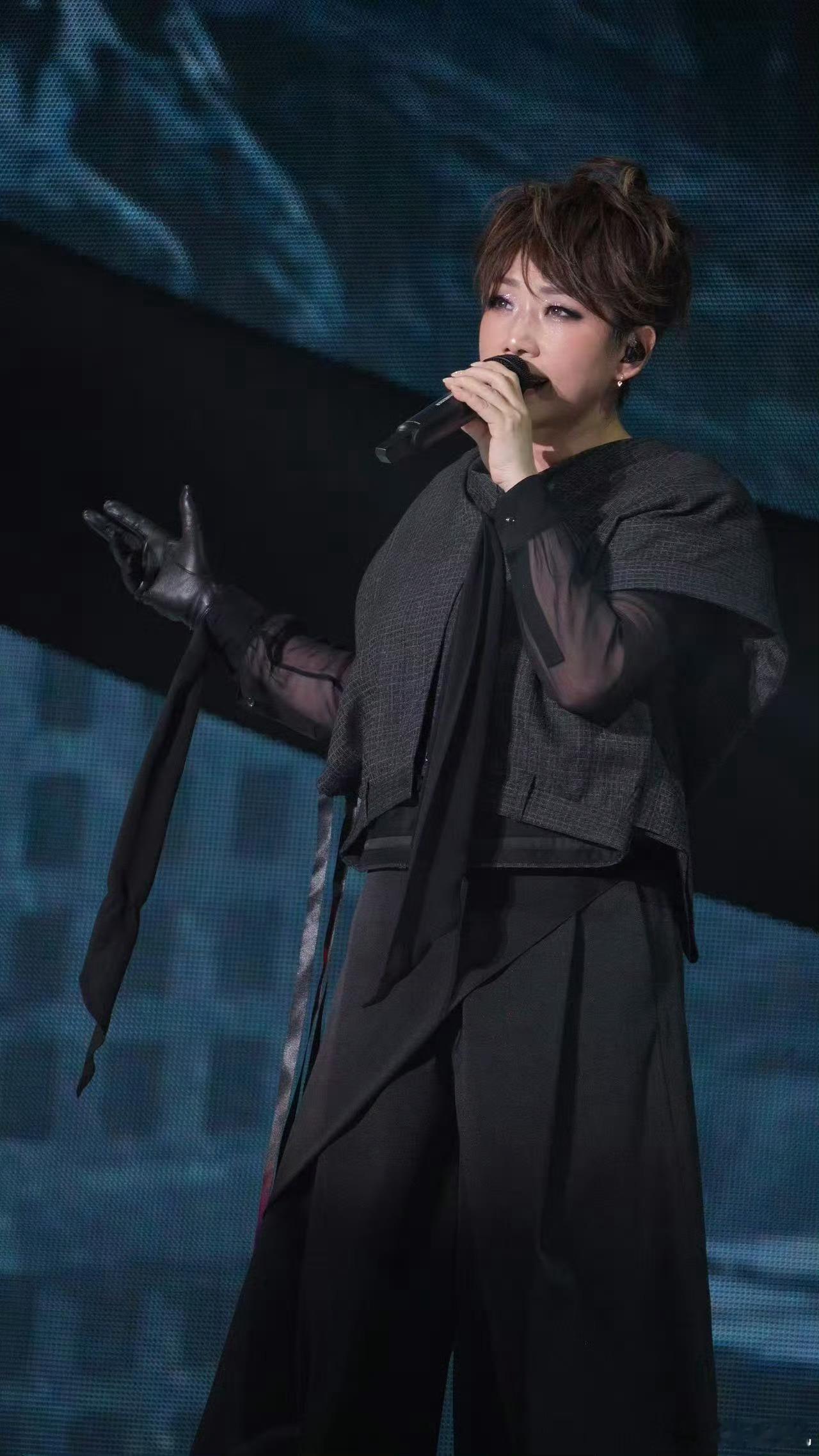 林忆莲把裤子当衣服穿高温预警？林忆莲：不存在的！‘裤子变上衣’直接解锁夏日演唱会