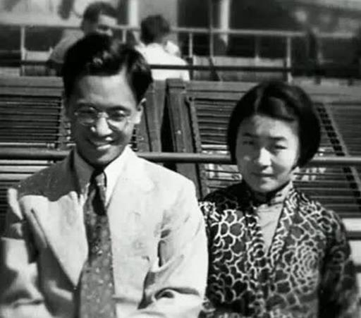 1998年，钱钟书因病离世，88岁的费孝通对杨绛展开了追求。没想到杨绛的一句话就