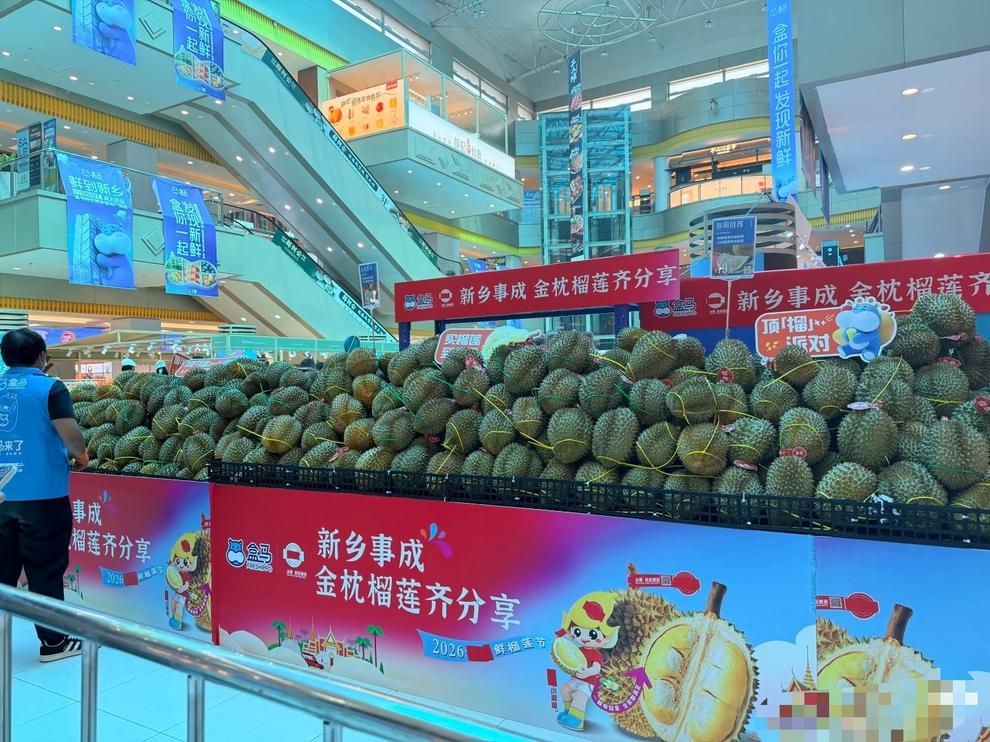 #新乡盒马鲜生正式开业# 今天8月7日，盒马新乡店正式开业，在最醒目的位置，摆了