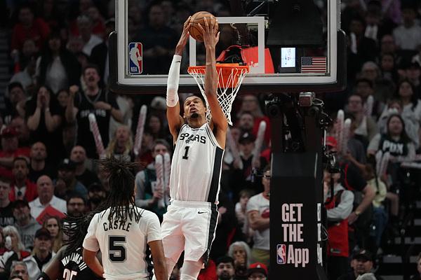 文班亚马复出，马刺力克开拓者拿到系列赛赛点
 
27日消息，NBA方面，马刺在系