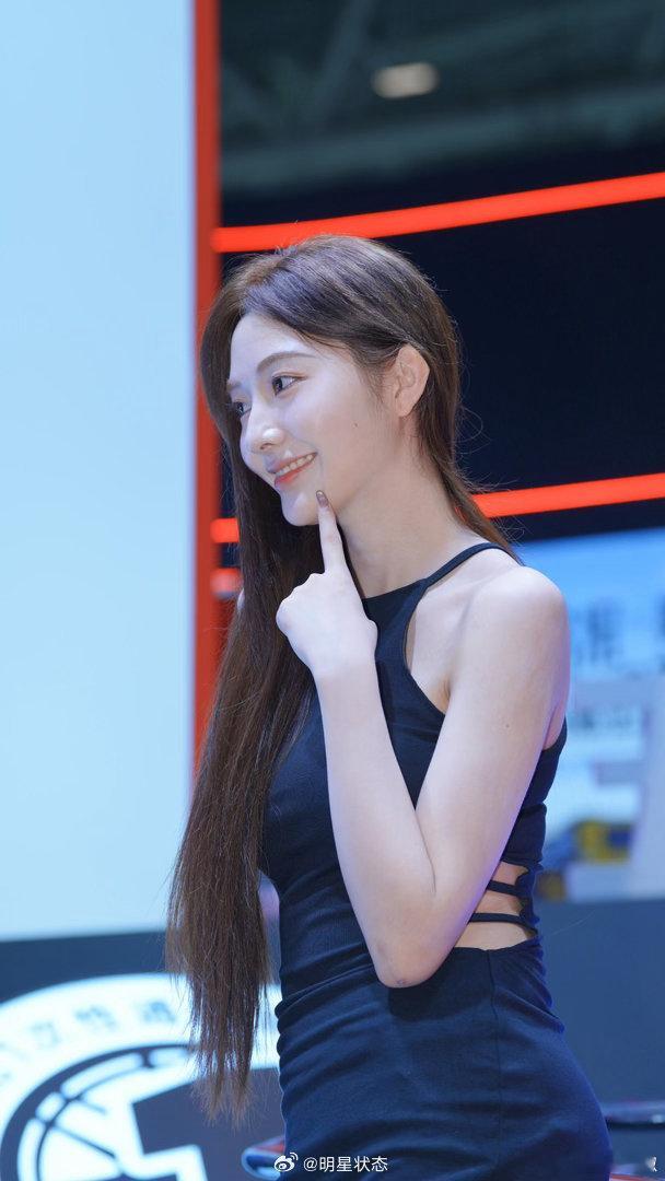 最绝“侧颜杀”，黑色挂脖裙也太显气质了。 