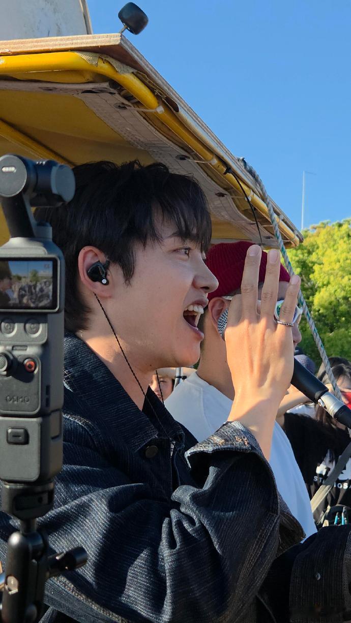 汉江偶遇都暻秀街头公演 汉江偶遇都暻秀街头公演，就这么幸运听到全曲吗！！汉江偶遇