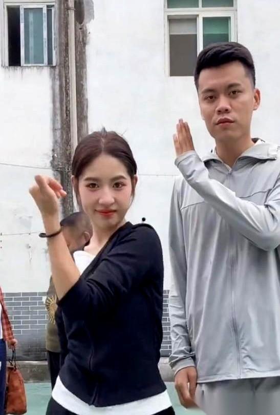怀孕5个月，收下一套200平米的顶楼复式，准备年内大办婚礼——唯独“不领证”。网