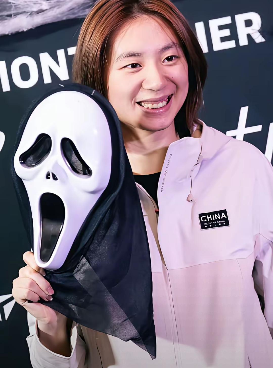 20岁的国乒新星陈熠此前因为戴着金链子、做着美甲打比赛，遭遇了铺天盖地的网暴，被