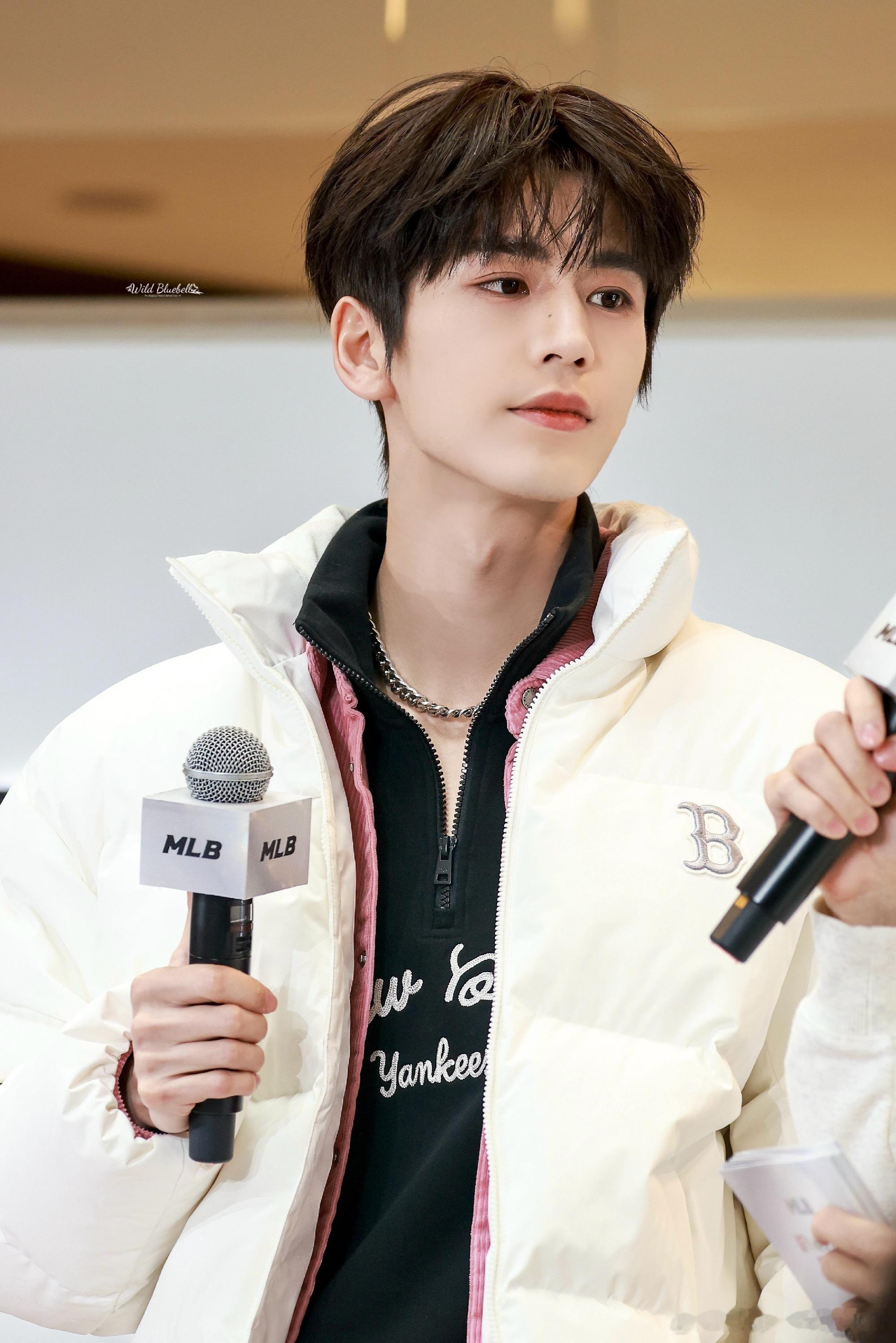 张凌赫今日份活动饭拍图和线下人气🔥来康康状态如何？张凌赫重庆活动现场人气