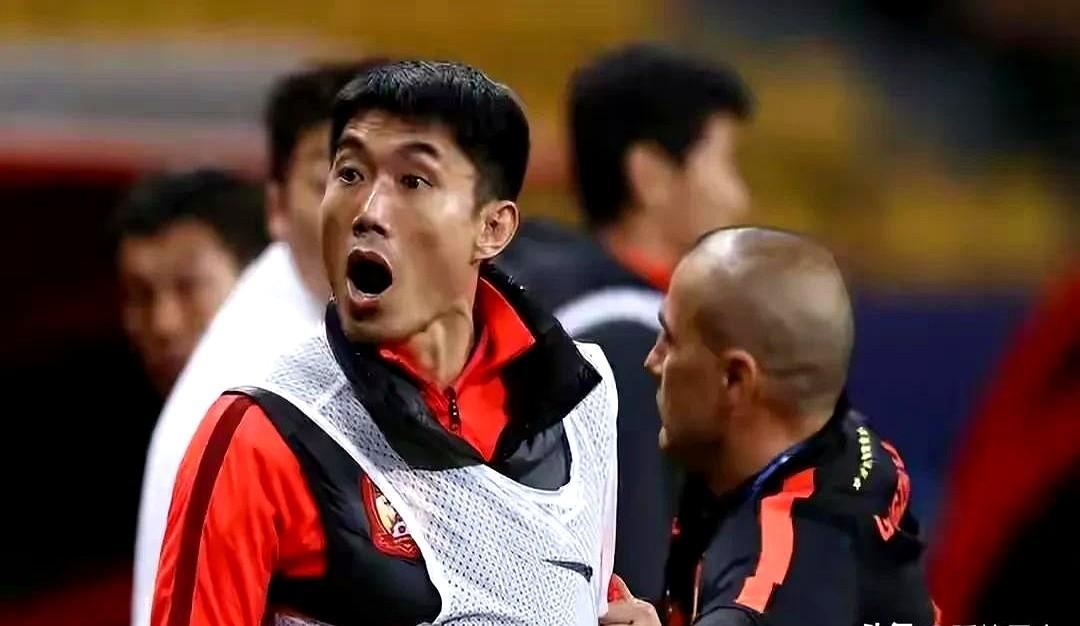 为什么很多球迷希望郑智从国足教练组组长的位置上“下课”？

说白了就是这届球迷真