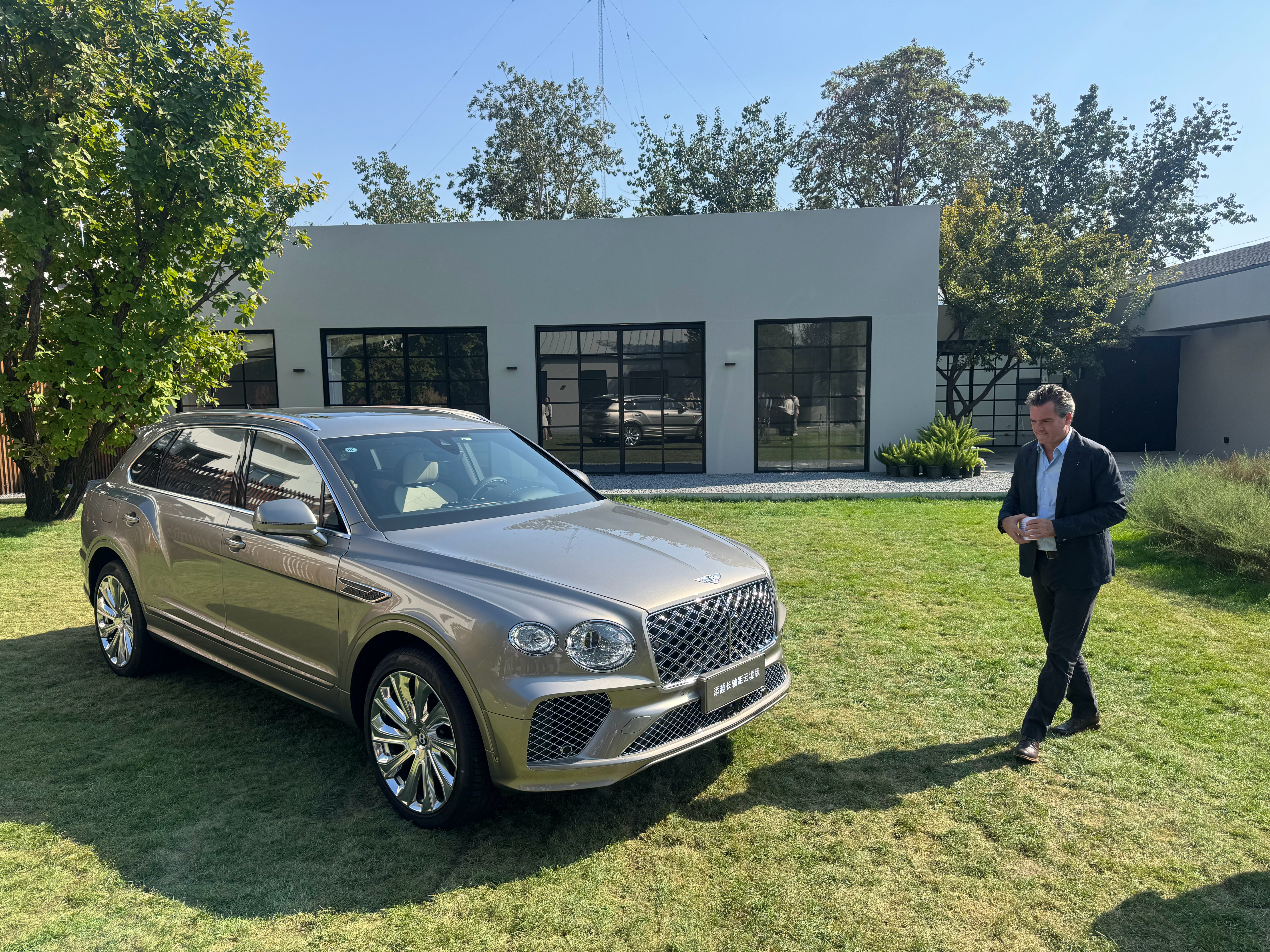 Kim 亲自带货添越云境版Roque Bentayga 山峰的专属图腾李楠说道[