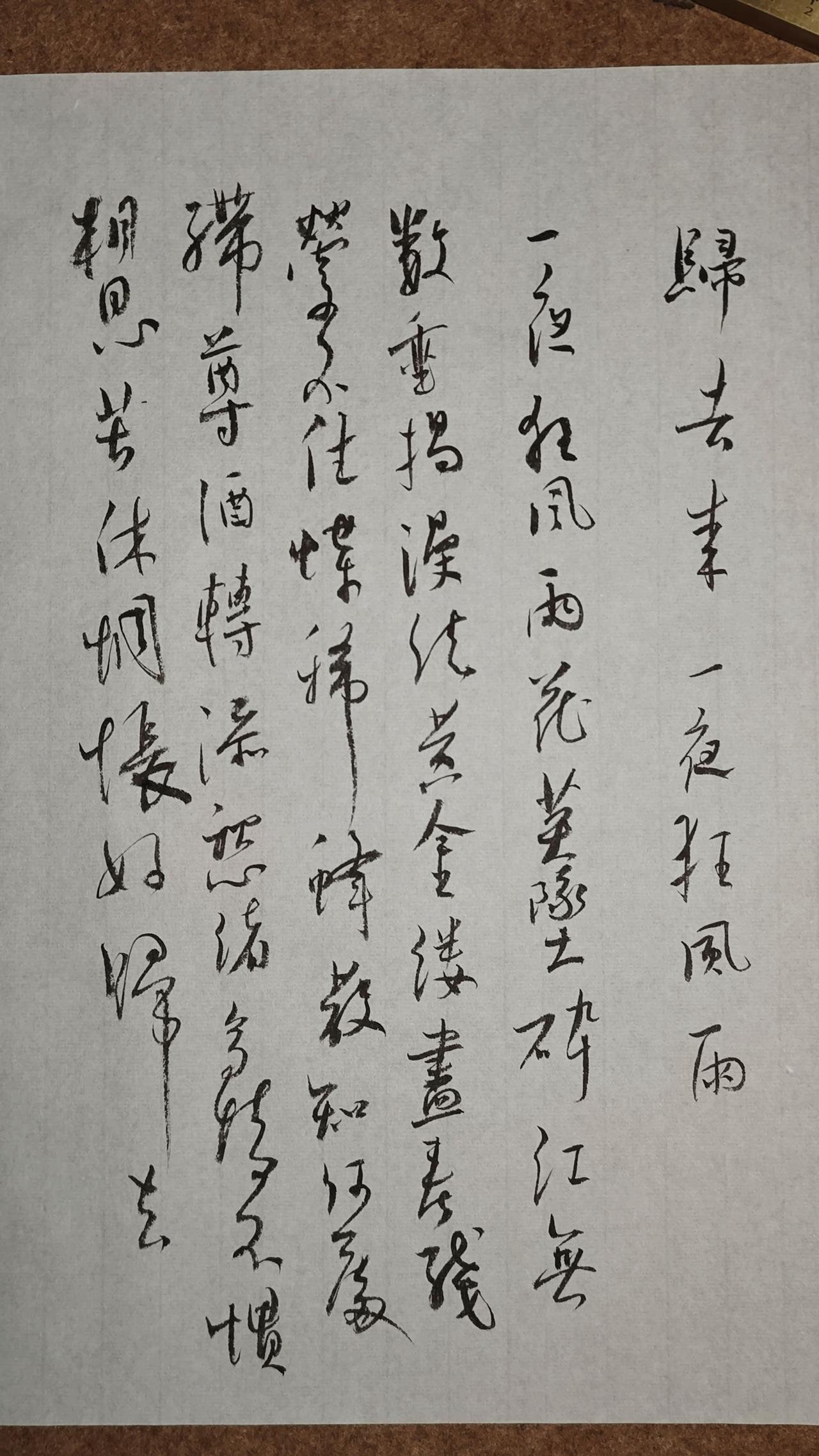 一夜狂风雨。花英坠、碎红无数。垂杨漫结黄金缕。尽春残、萦不住。
蝶稀蜂散知何处。