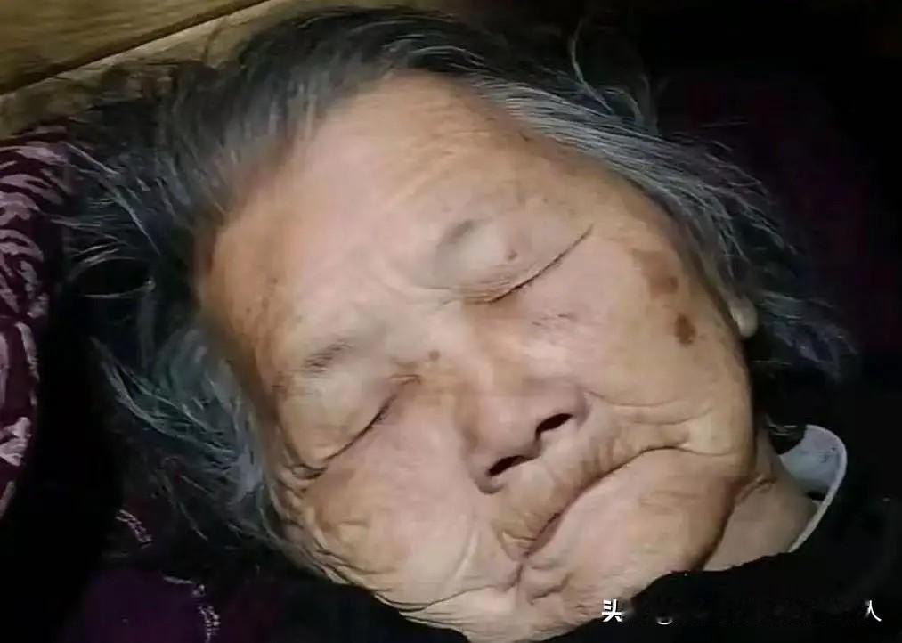 82岁张老太藏了半瓶老白干，趁家人不注意抿了几口，又摸出枕头下的头孢吞了三颗。换