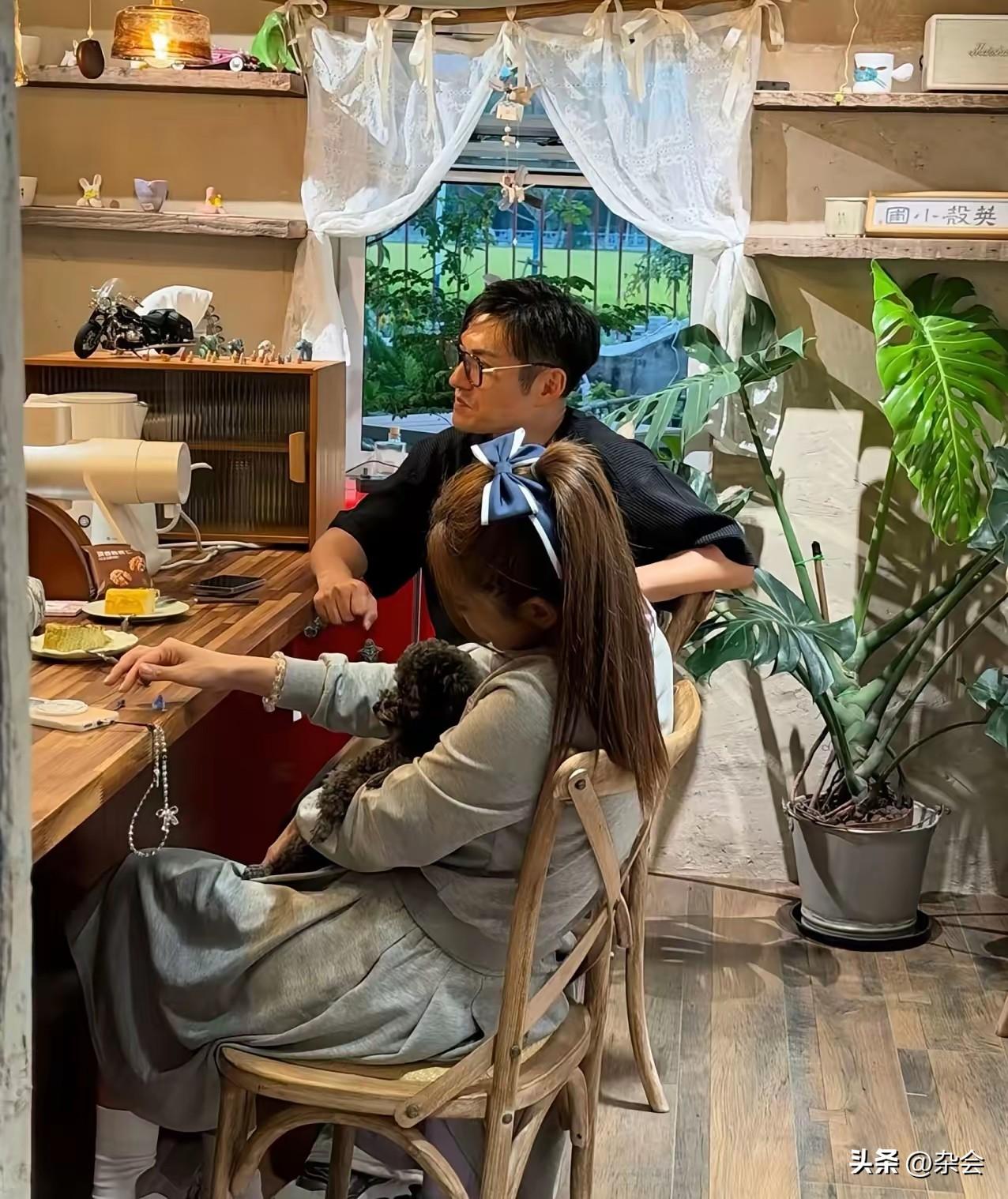 47岁严屹宽携妻逛手工店，网友：这状态是吃了防腐剂吧！
严屹宽和杜若溪近日在上海