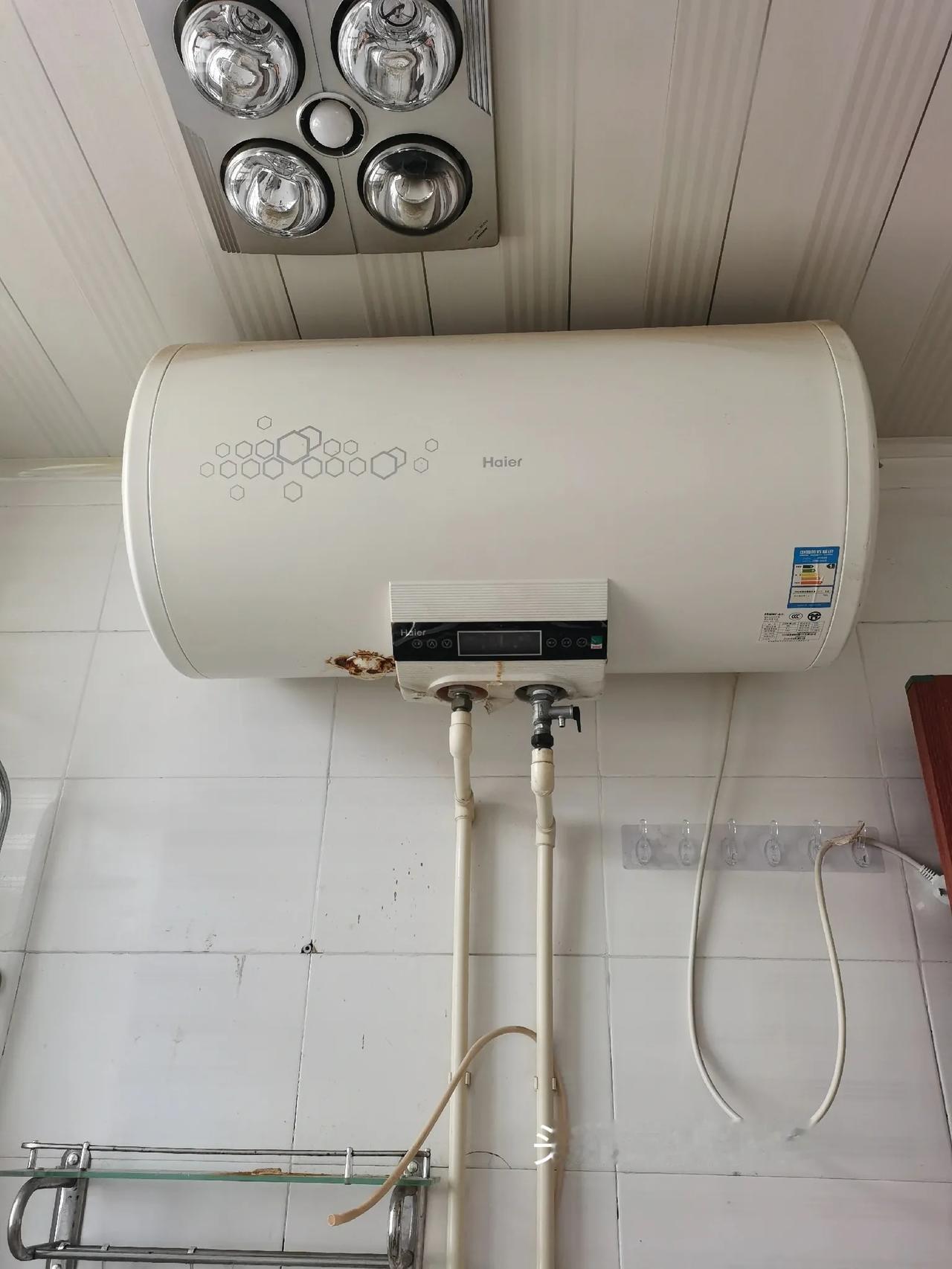 #随手记录秋日生活#
地标潍坊，昨天家里的热水器不好用了，让师傅来上门看了看说是