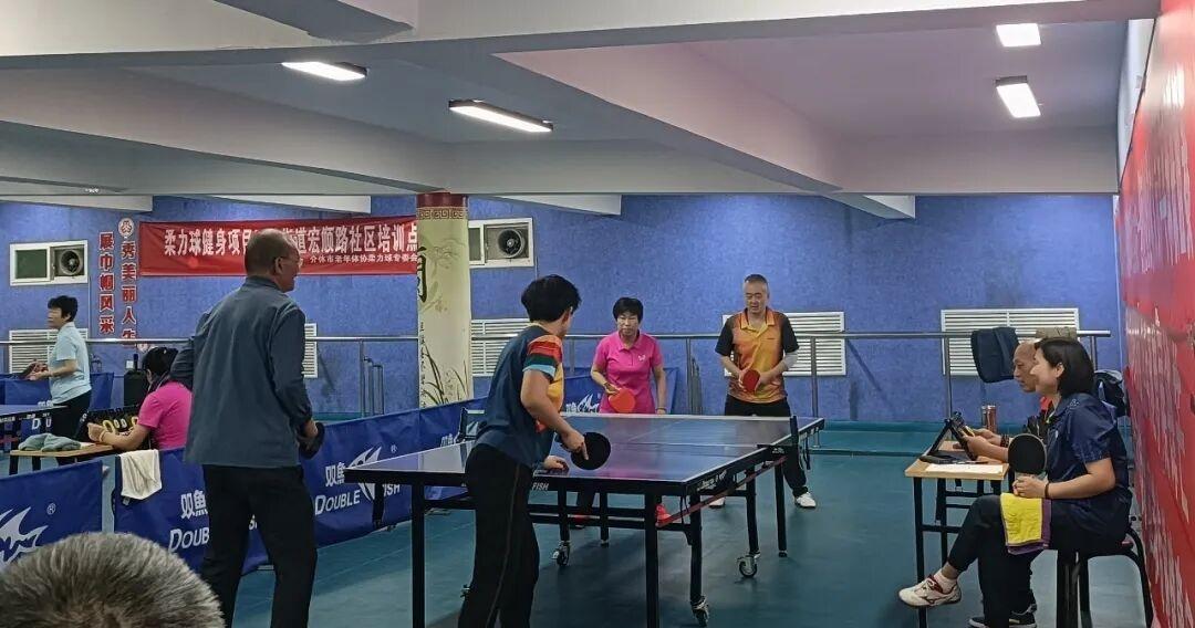 重阳节前，西关街道的乒乓球台热得发烫。
不是谁家办酒席，是省里盯上了这群白头发的