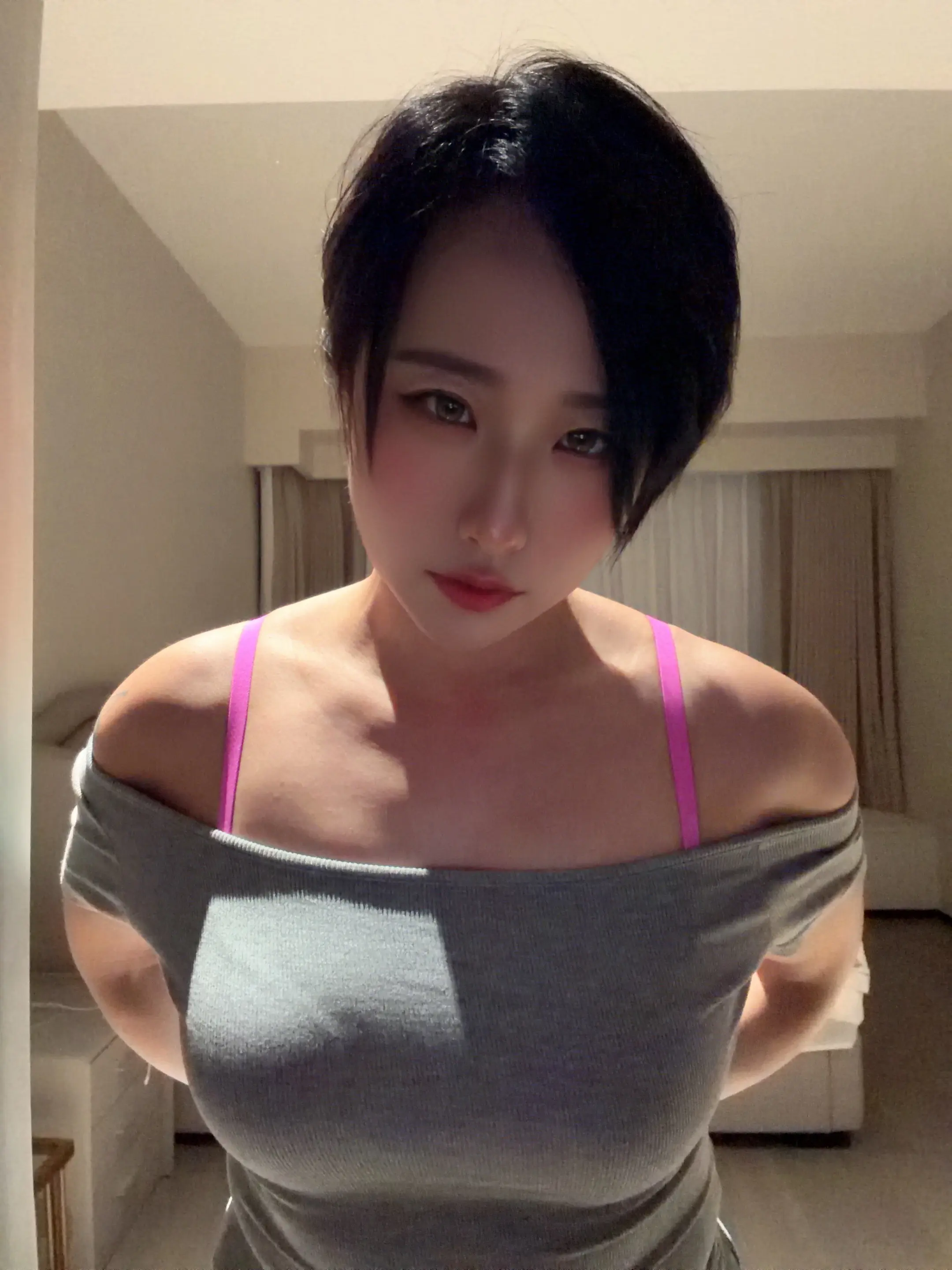 天气有点灰 要穿亮一点。