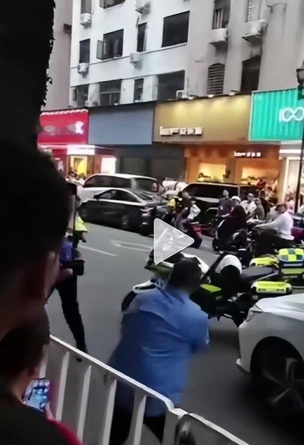 真相来了！男子＂cosplay＂警察还敢打交警？破案细节太意外了！ 🤔
谁说穿