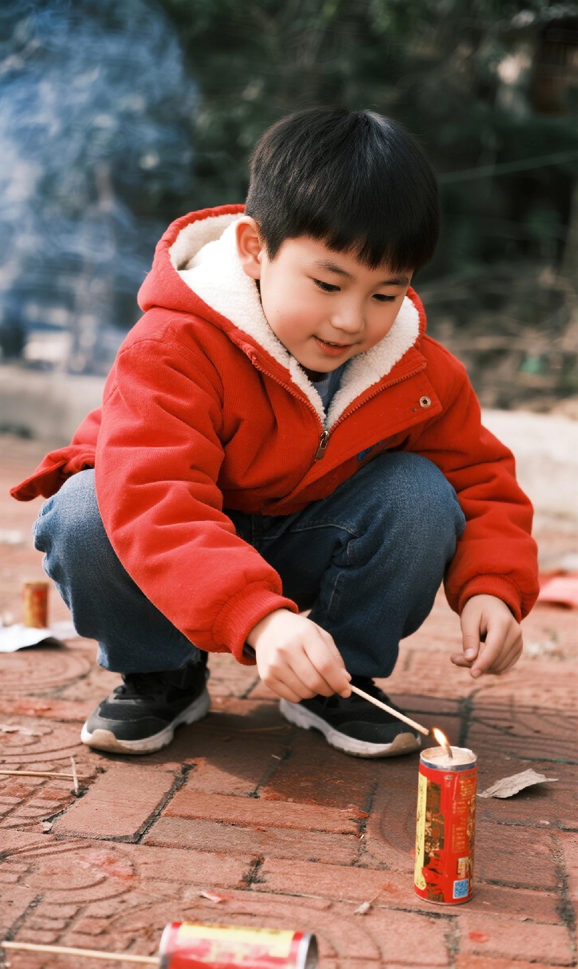 我建议全国禁止燃放烟花鞭炮，第一，任何的仪式感和年味都没有人命重要！人命优先！