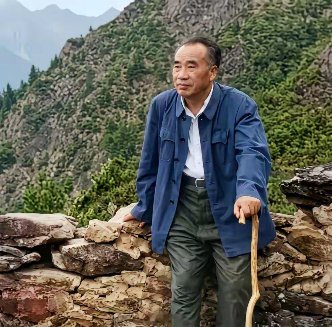 1962年，朱老总重上井冈山，当时他已经76岁高龄。 