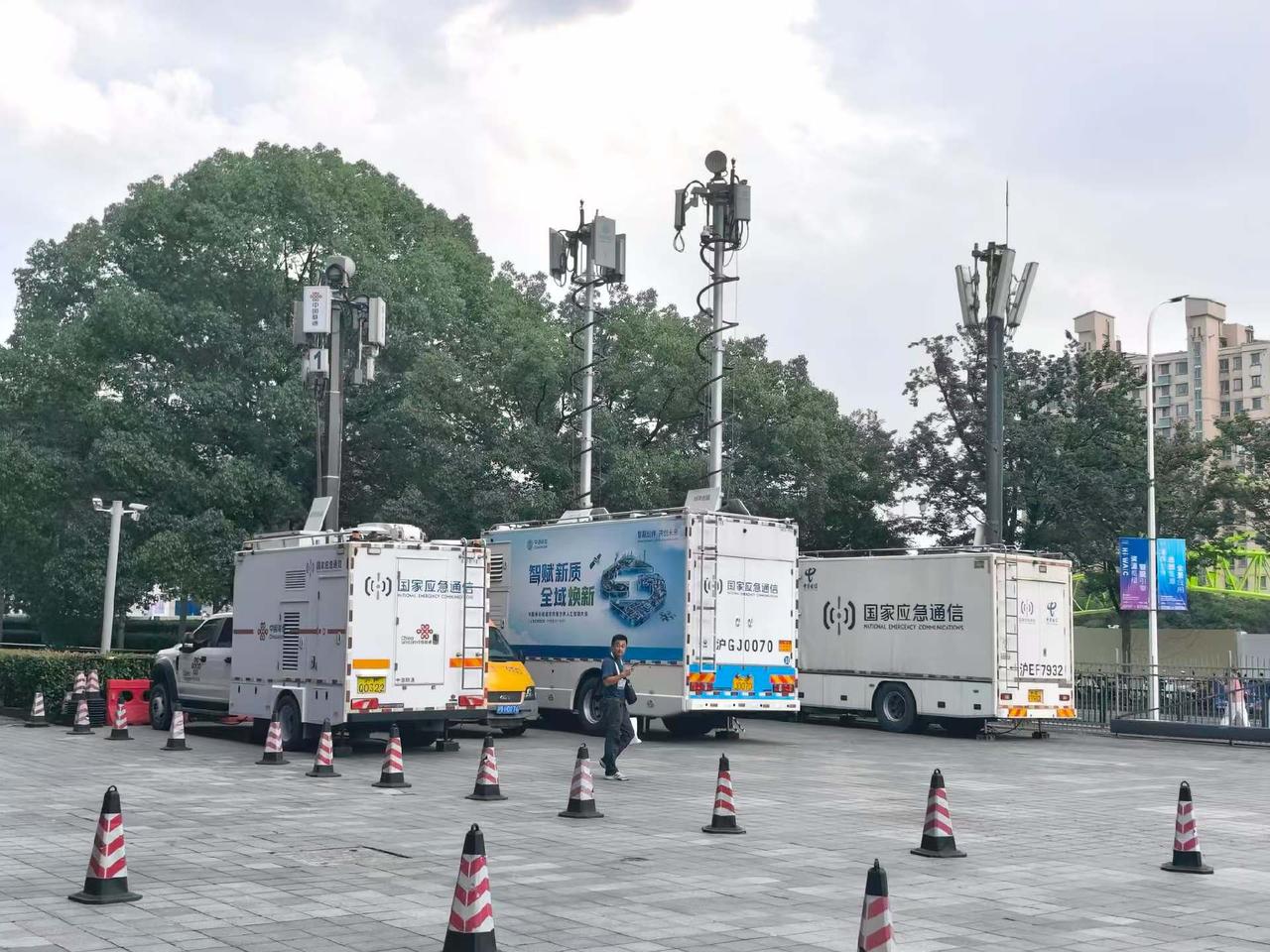 这里人员超级密集，是三大电信运营商 5G-A大显神威的地方。即使有这么多应急车支