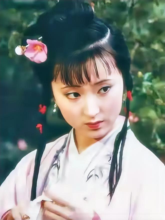 谁演的林黛玉最好陈晓旭，气质最符合《红楼梦》原著林黛玉。一颦一笑，忧郁谨慎，多愁