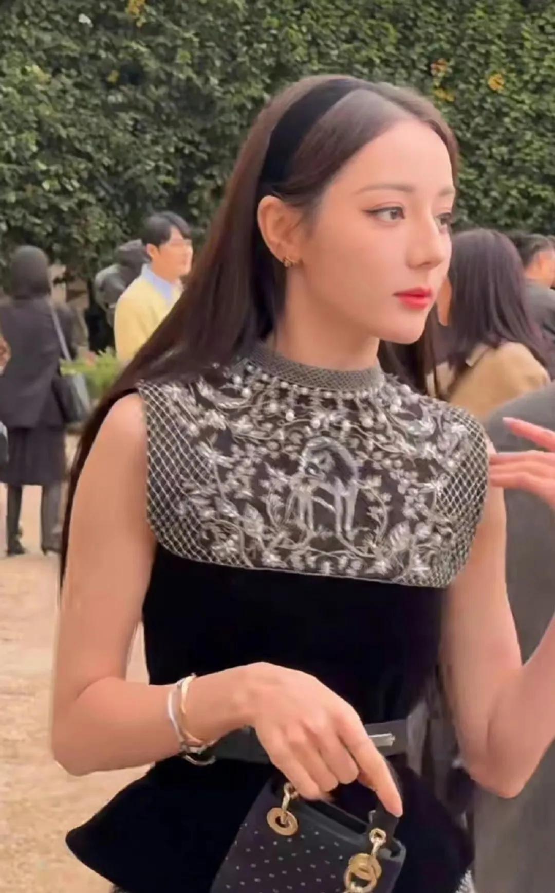 时尚媒体WWD镜头下的迪丽热巴，每一帧都美绝了[送心][送心]镜头怼脸拍摄，也丝