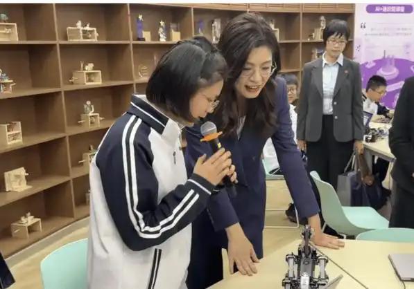 郑丽文想带回台湾的，不是机器人。是一个她解释不了的问题。

清华附中的学生，十五