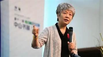 🐒中国人民公安大学李玫瑾教授曾建议，凡是扶了老人被要求天价赔偿的，在老人拿不出