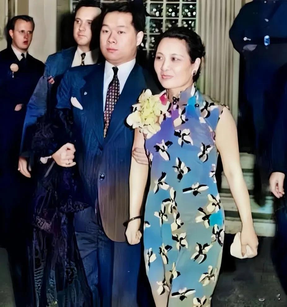 她是“一代魔女”，一生酷爱男装，还养了三妻四妾。

“你是女孩子，要有点儿女孩子