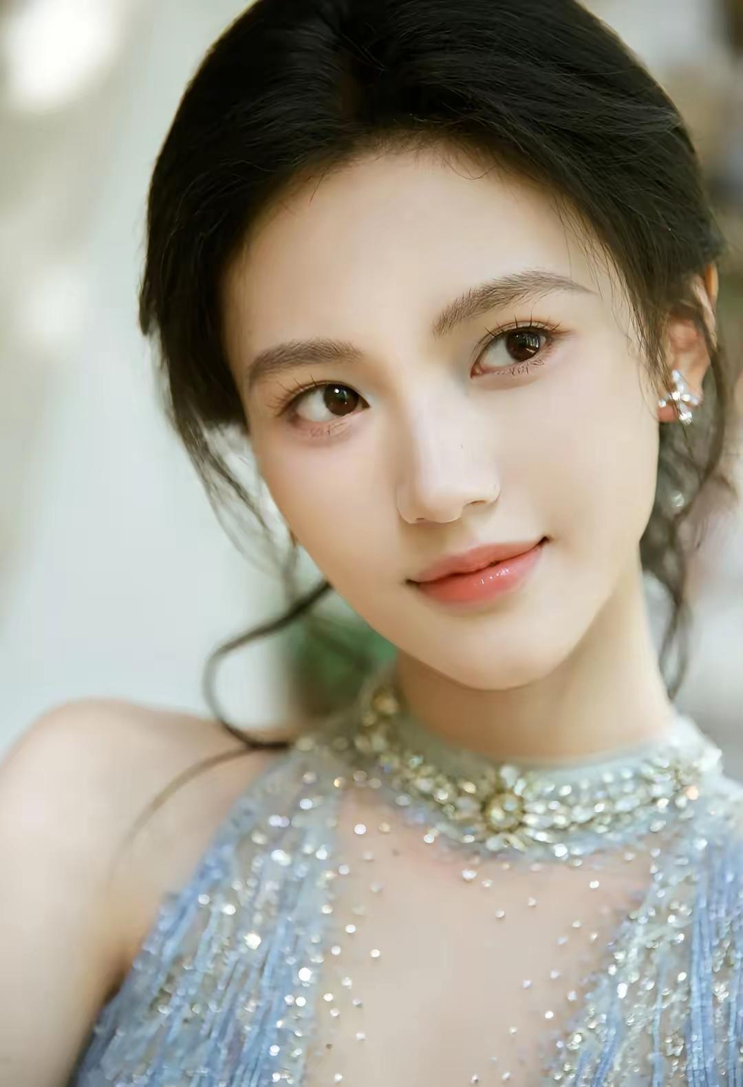 美女壁纸～冰蓝色的渐变礼裙，恰似揉碎了深海的星光
挂脖处的水钻闪着清辉，衬得肩颈