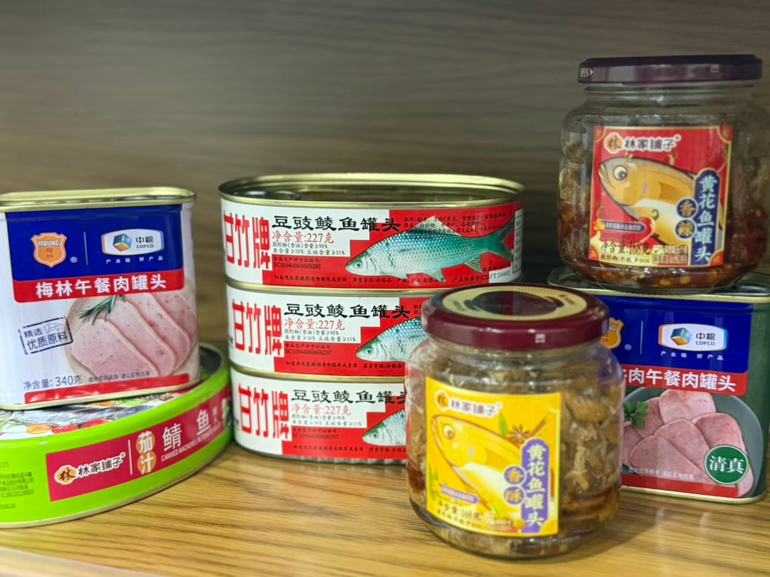 沈阳暴雨 因为大雨，在家待着于是我开始吃罐头了大米粥、煮面条配罐头 