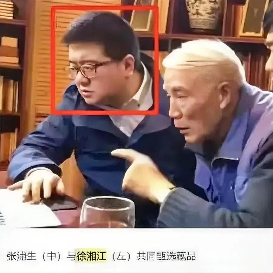 有些伏笔，埋了20年。

徐湘江刚进爱涛拍卖时，

就攥着最核心的活儿——对接文