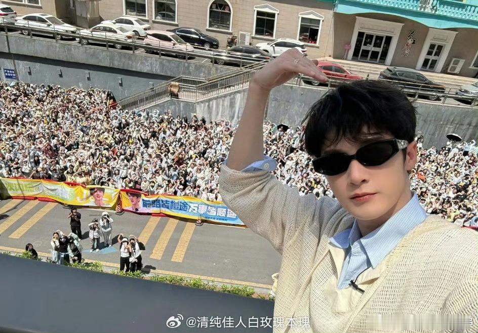 这一次，檀健次把爱送上了天，也把粉丝的心牢牢系在他身边，这种浪漫不是昙花一现，而