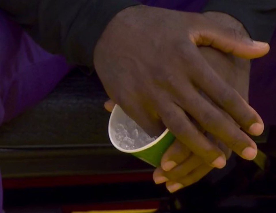 勒布朗谈及手指伤势：“有点酸痛，但我还是打完了比赛。这伤是之前对阵活塞时弄的，从