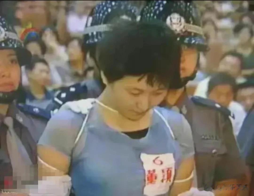 2001年，被判死刑的董颖，她长的端庄优雅，美丽动人，虽然低着头，依然可以看出来