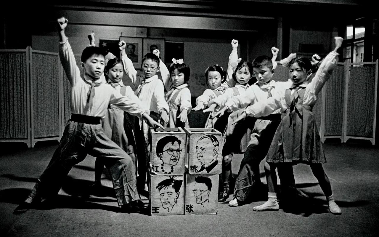 学生们的表演，上海，1977年，刘香成摄。 ​​​