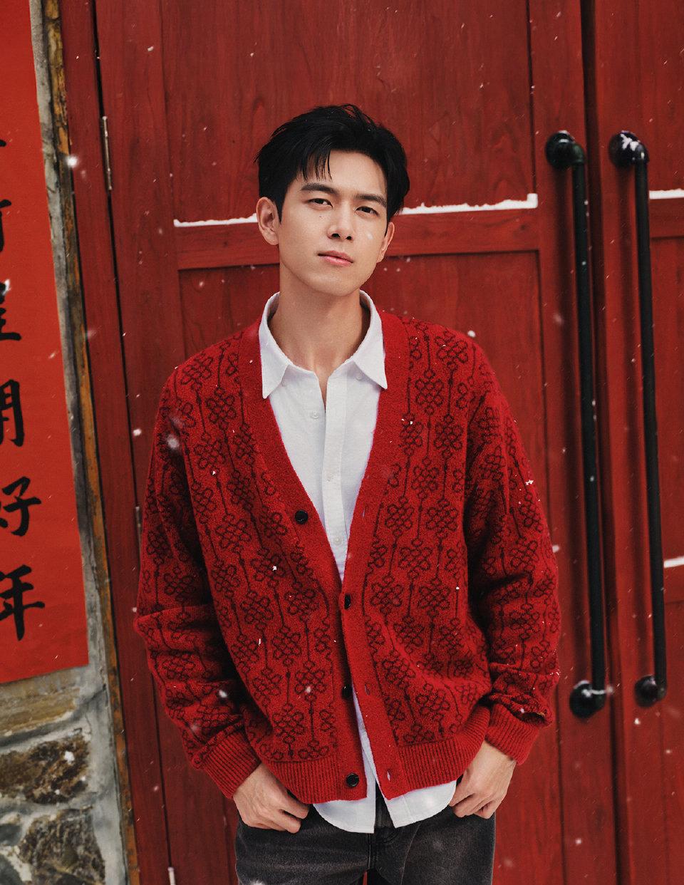 肖战、李现、朱一龙、王安宇一身耀眼的红！

过年当然要穿大红色，男明星穿大红不仅