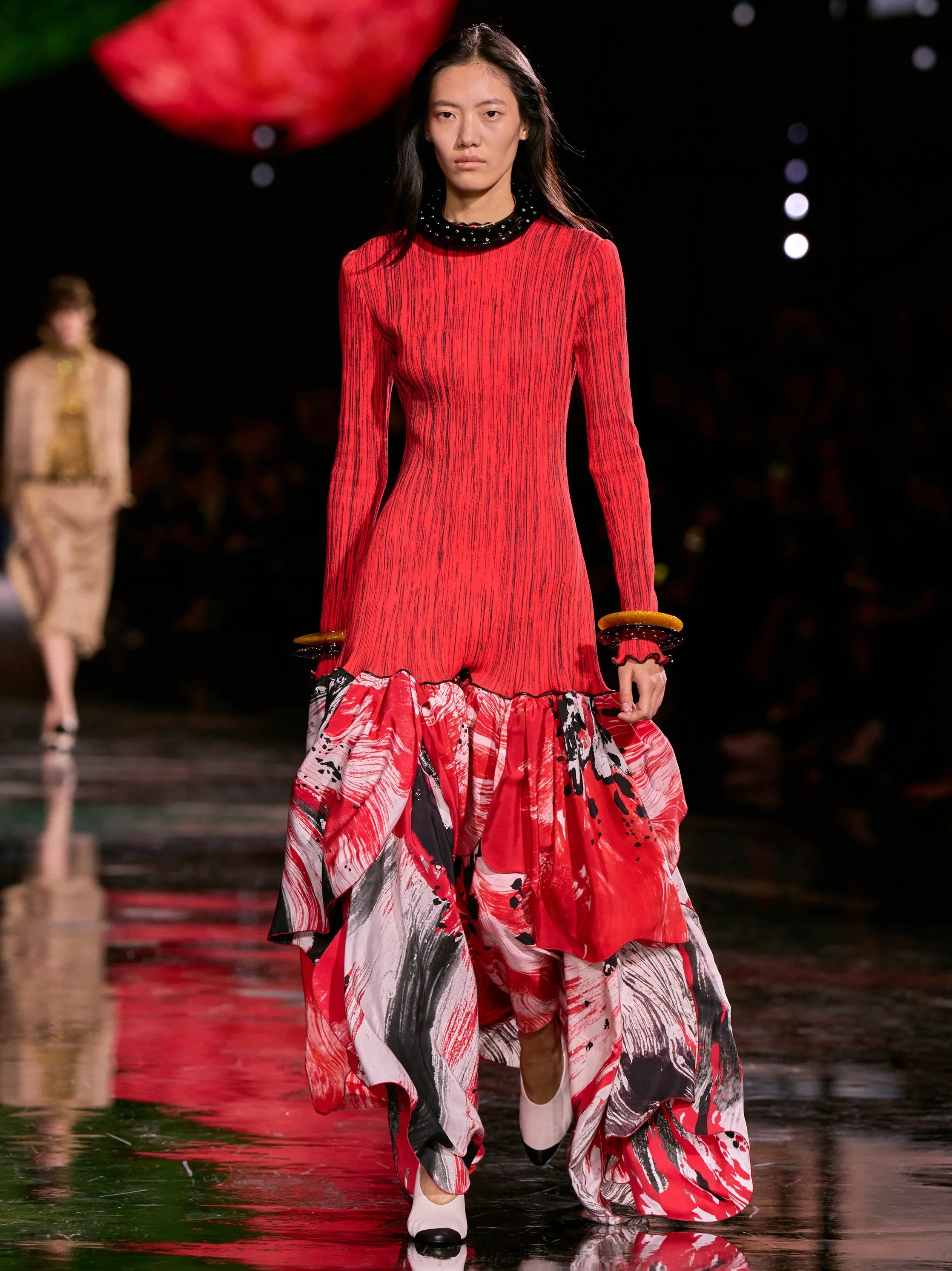 巴黎时装周2026春夏女装 单品盘点：红色依旧是最会“呼吸”的颜色。设计师们用它